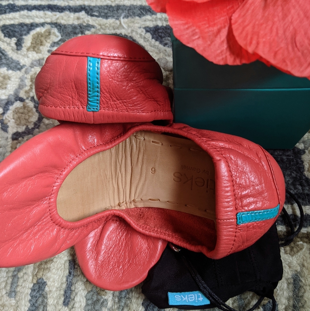 Gently Worn Poppy Tieks Size 6